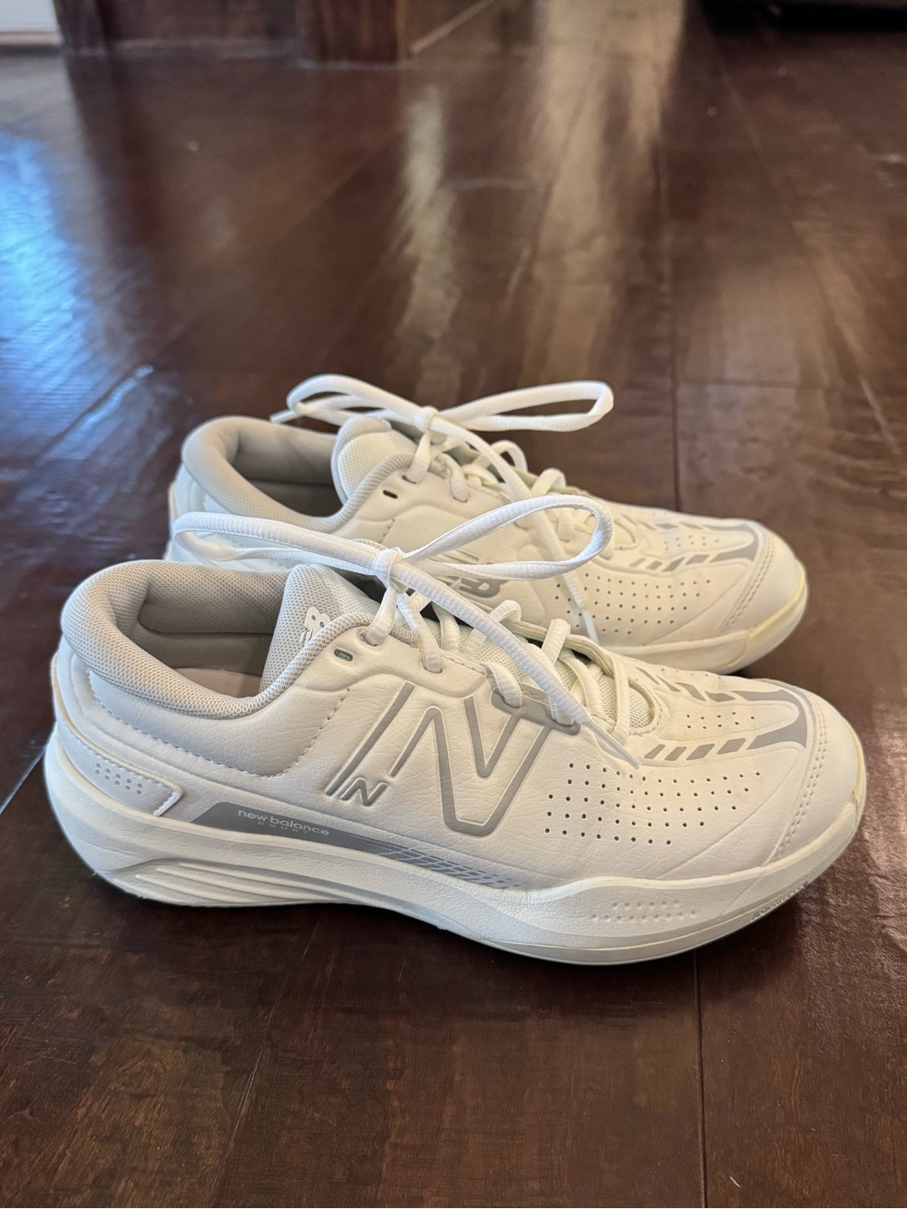 New Balance 696 Women’s Tennis Court shoes - size 7.5